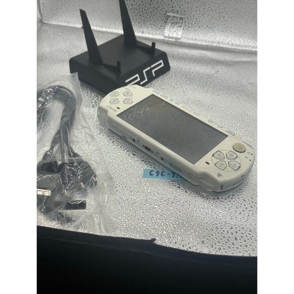 White psp 2000 w/charger & new battery - Picture 5 of 8